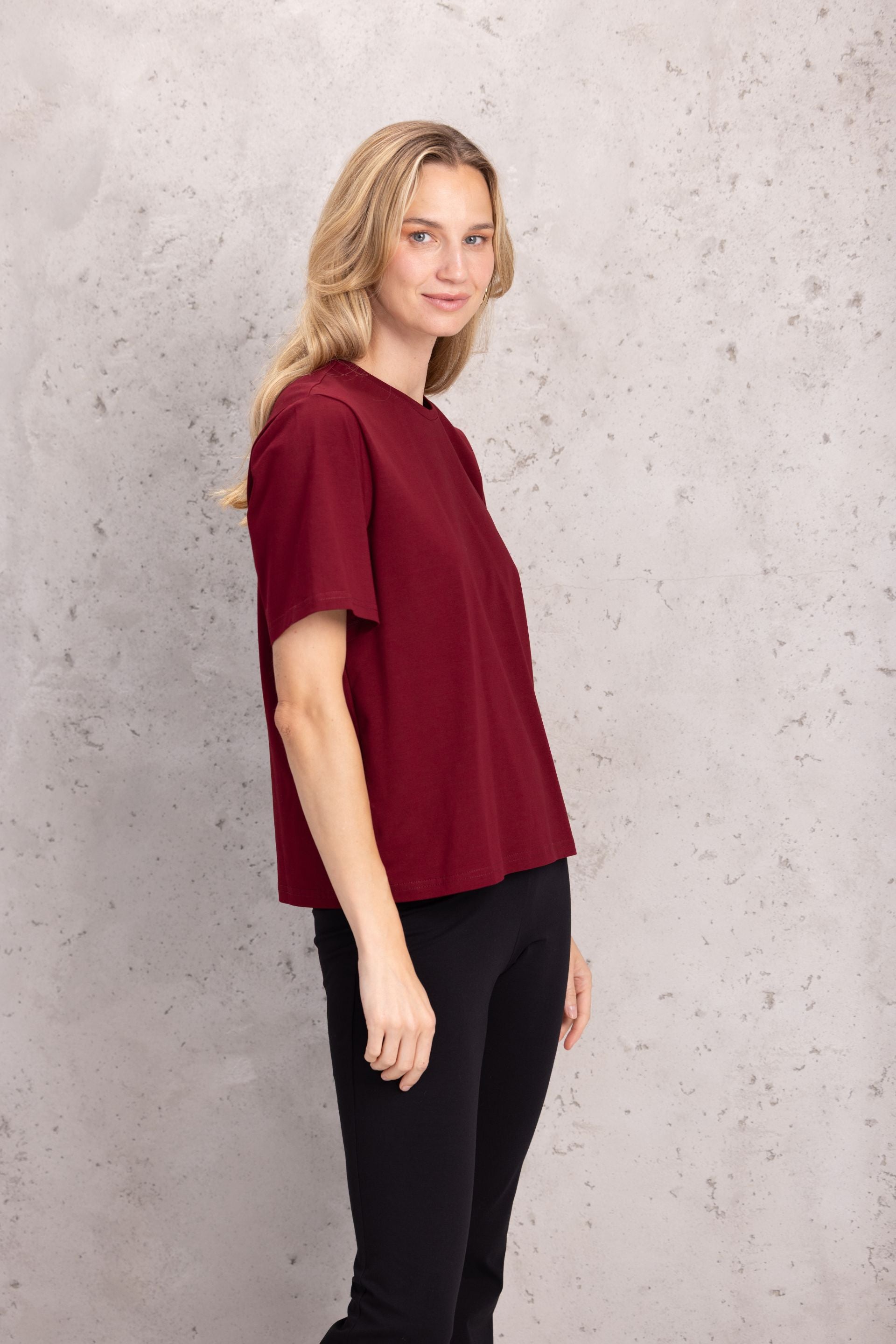 T-shirt basic o pudełkowym kroju burgund