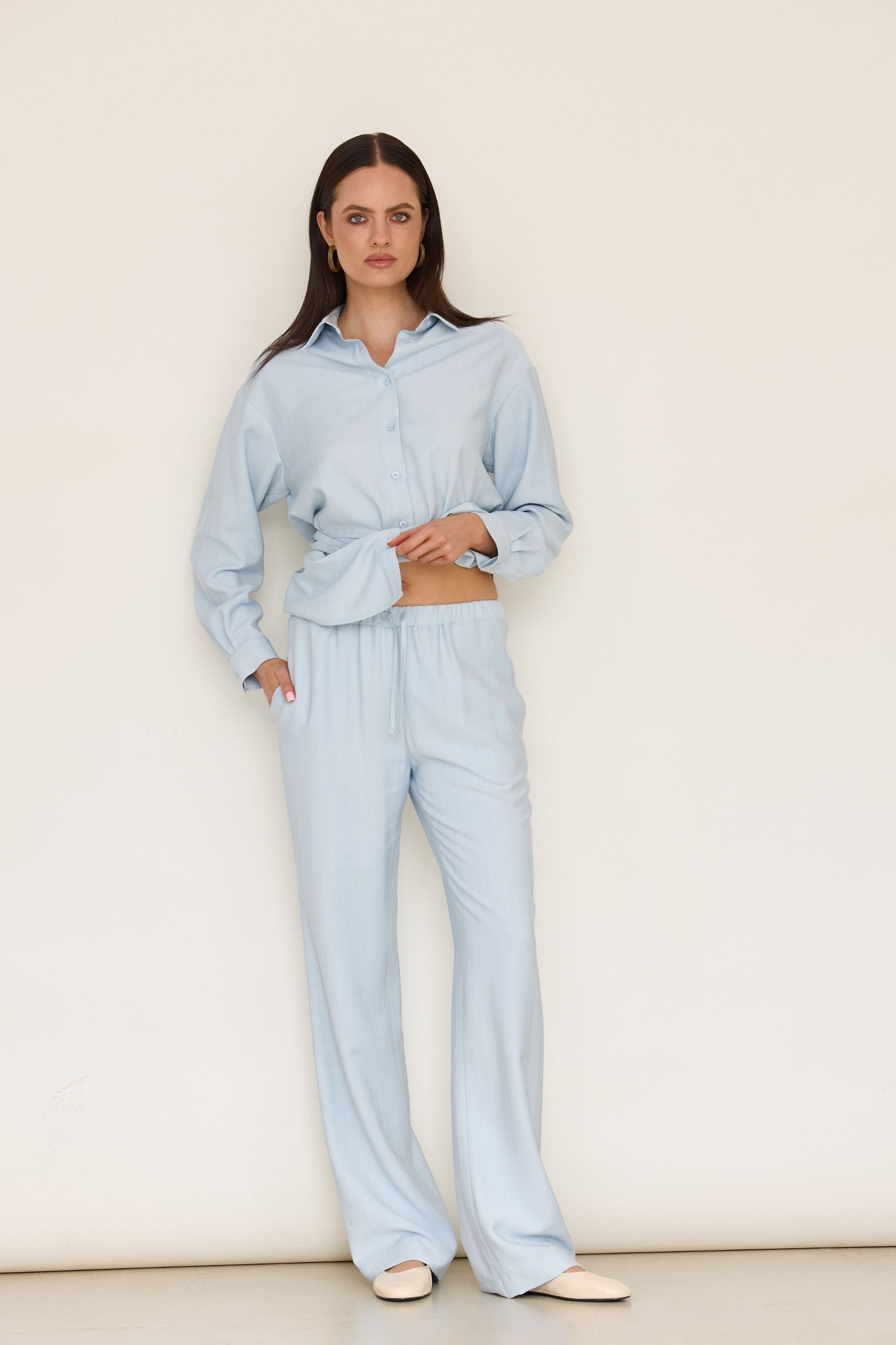 Spodnie na gumie w delikatne paski baby blue